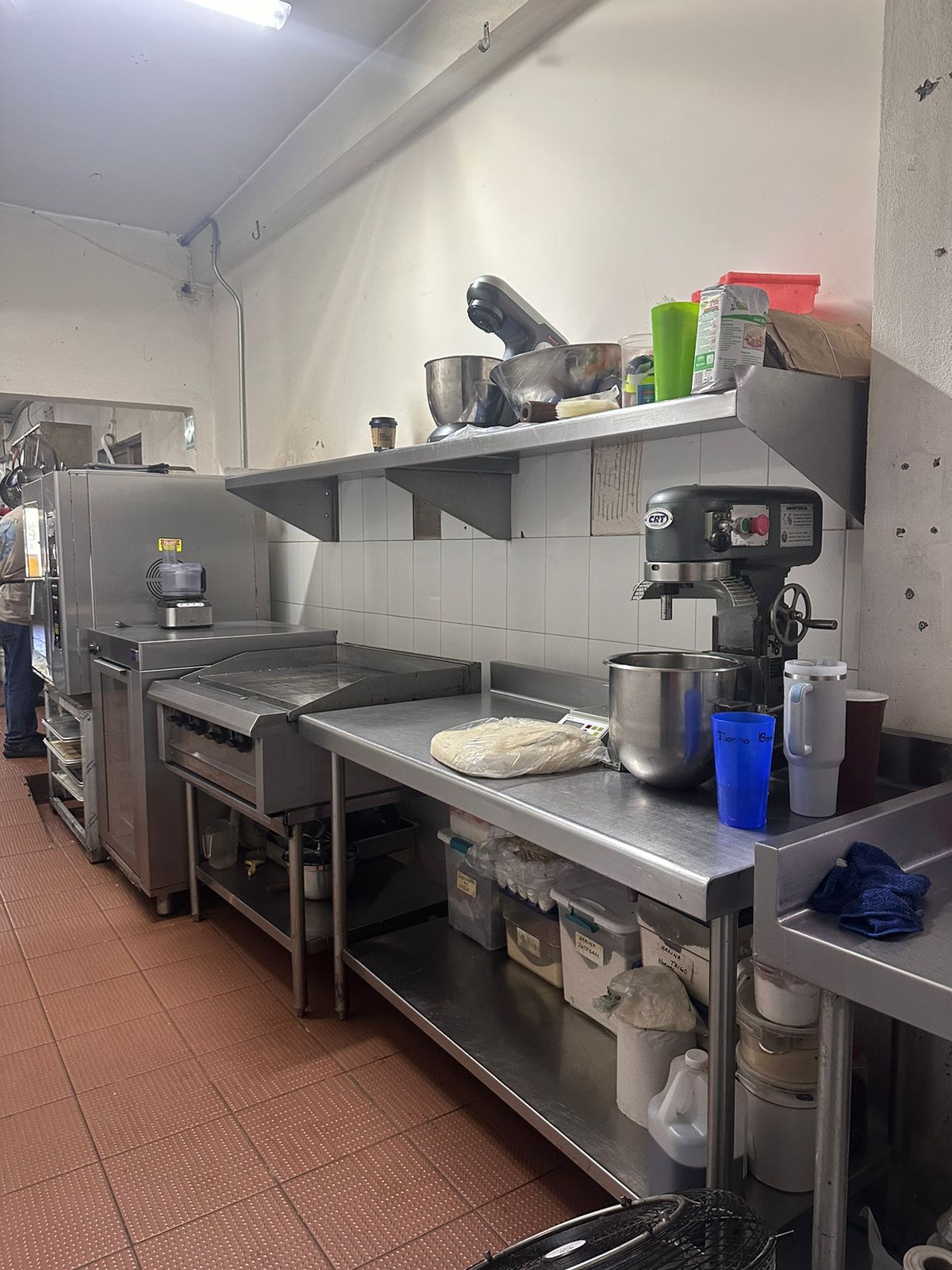 Área de preparación y mezclado en comedor industrial