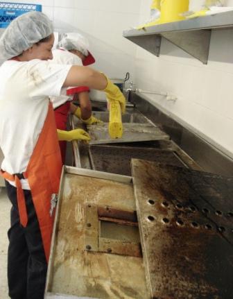 Técnico realizando mantenimiento en sitio